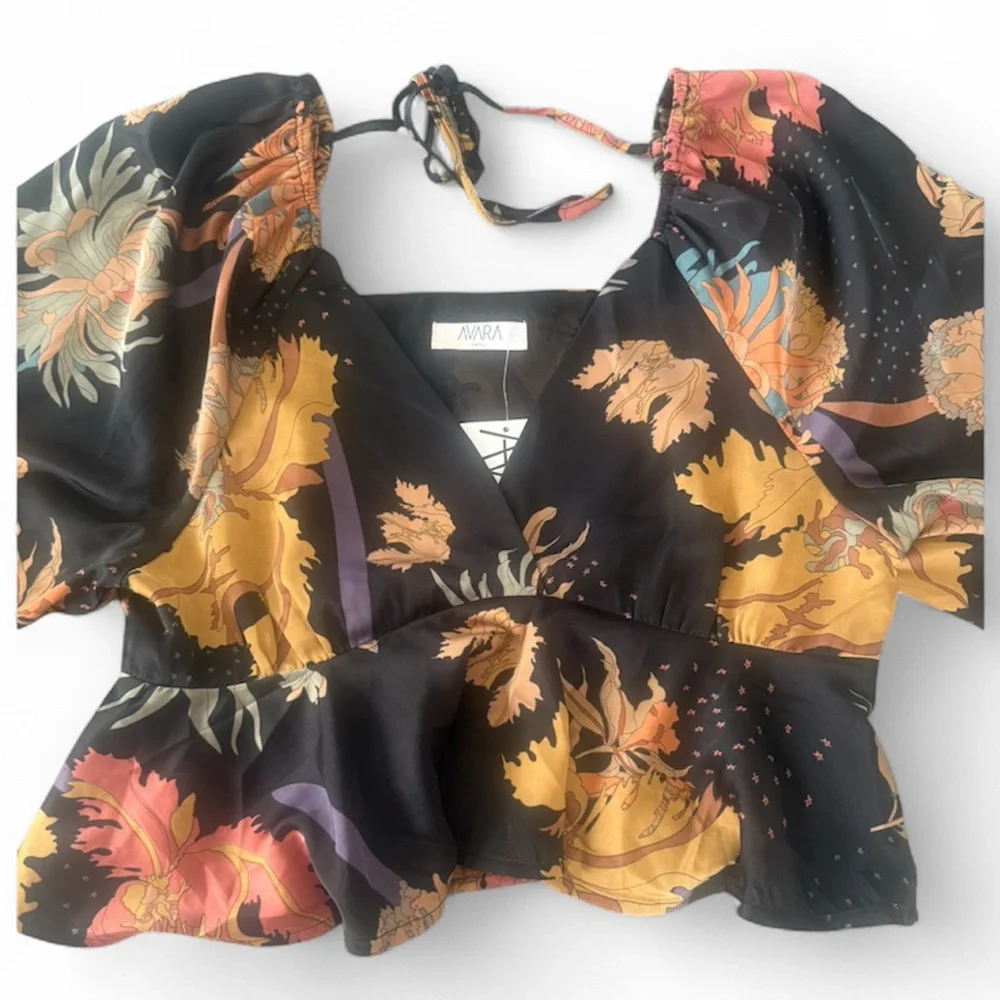 NWT Avara Floral Long Sleeve Crop Top - Size S - Picture 2 of 7